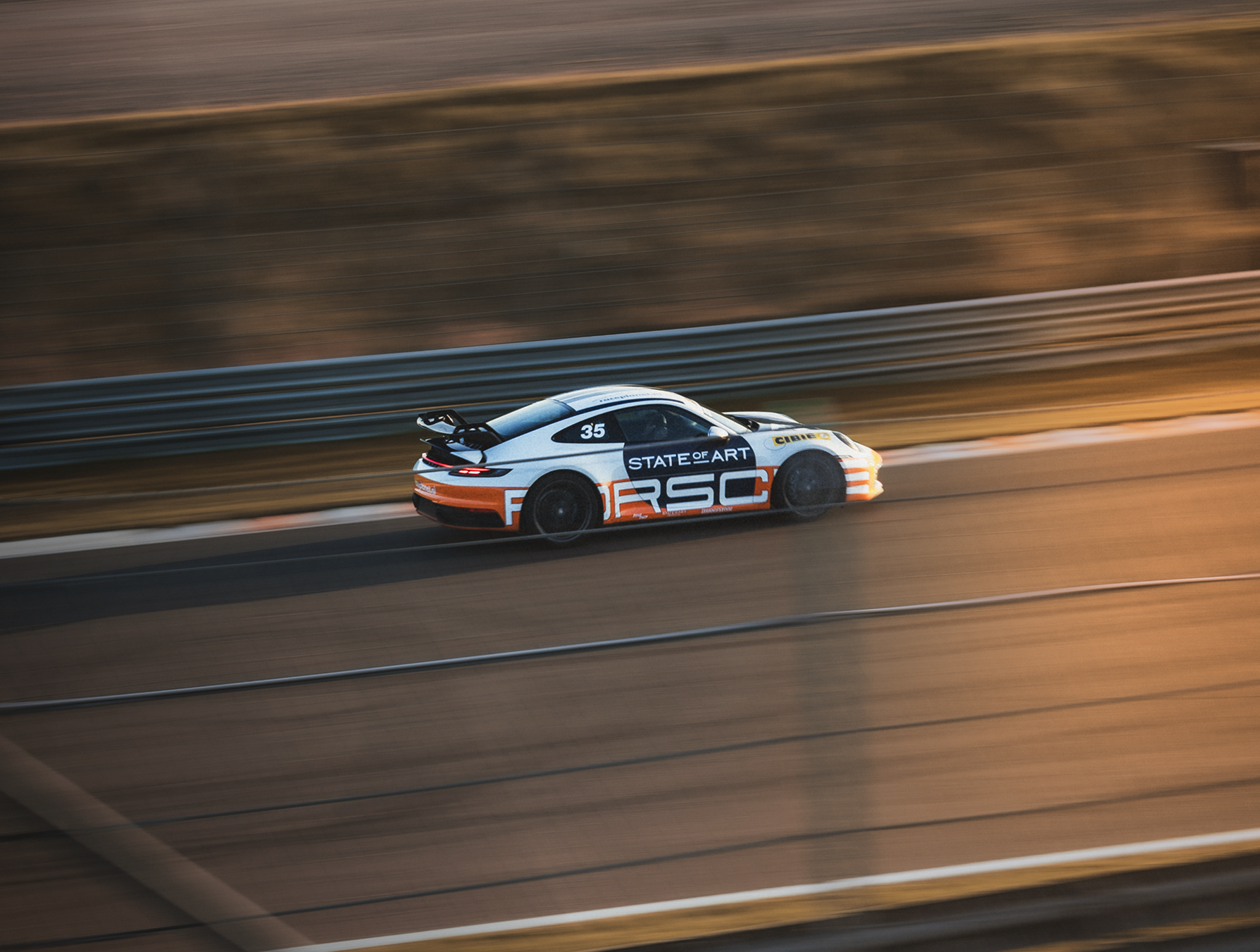 Auto op het circuit als sfeerbeeld voor lakverzorging