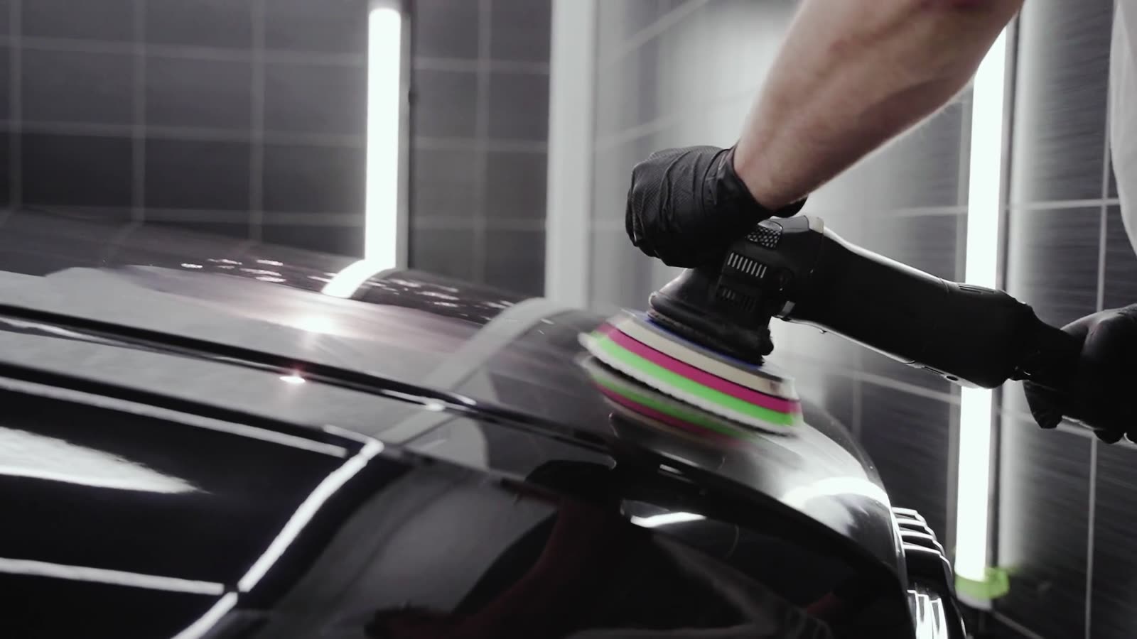 Auto poetsen en detailing in de werkplaats van MaxMotive in Waddinxveen